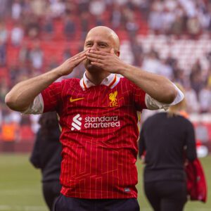 Arne Slot integra lista de notáveis da Premier League