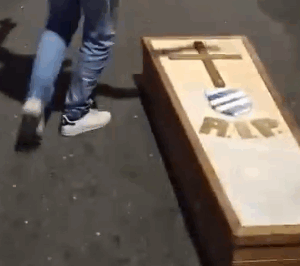 Adeptos do Génova fazem o funeral à Sampdoria