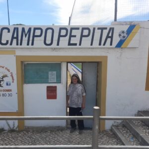 Lúcia Martins – a roupeira que mora dentro do campo do Trafaria
