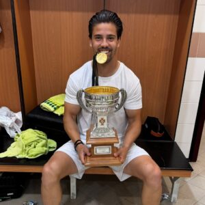 Miguel Lopes ‘à Gyökeres’ com a Taça na mão