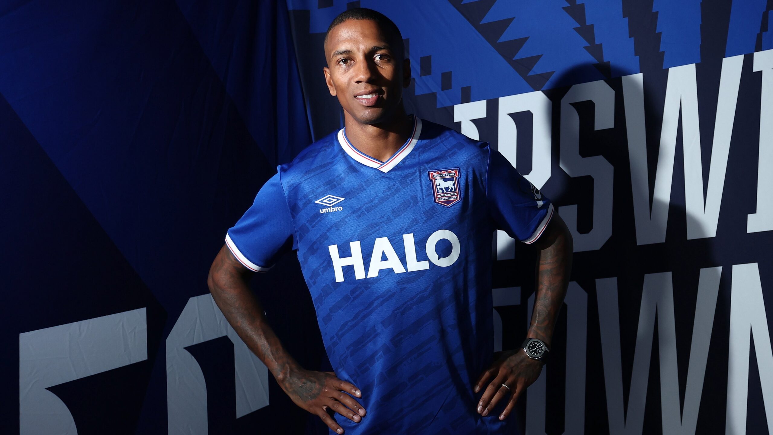 Ashley Young volta ao Championship aos 40 anos