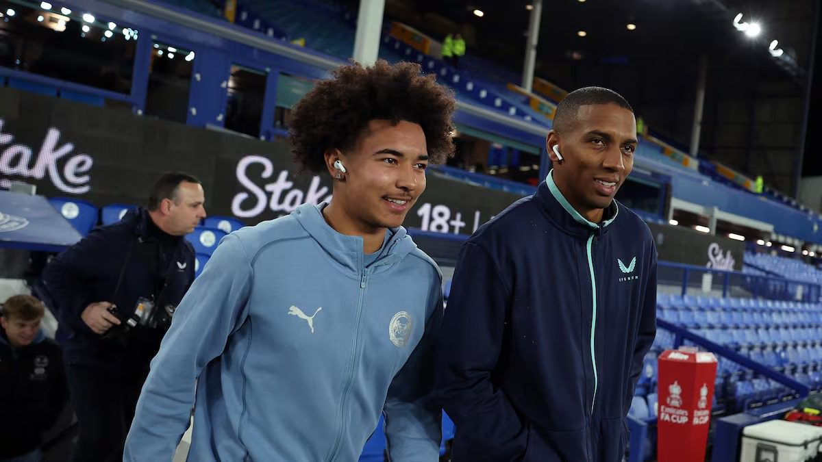 Ashley Young e o filho Tyler podem jogar juntos esta época