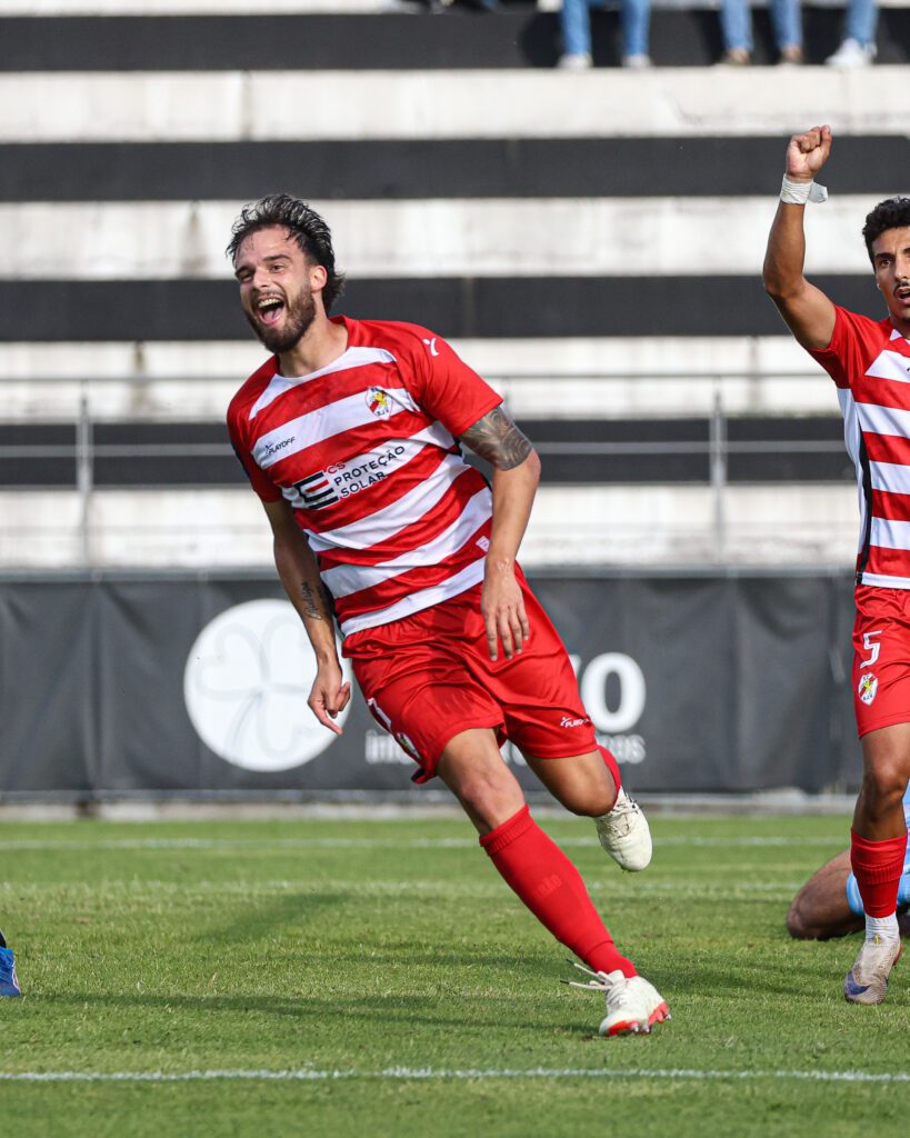 Jogador do São João de Ver em campo durante jogos