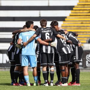Alex Costa fecha a baliza do Amarante a cadeado