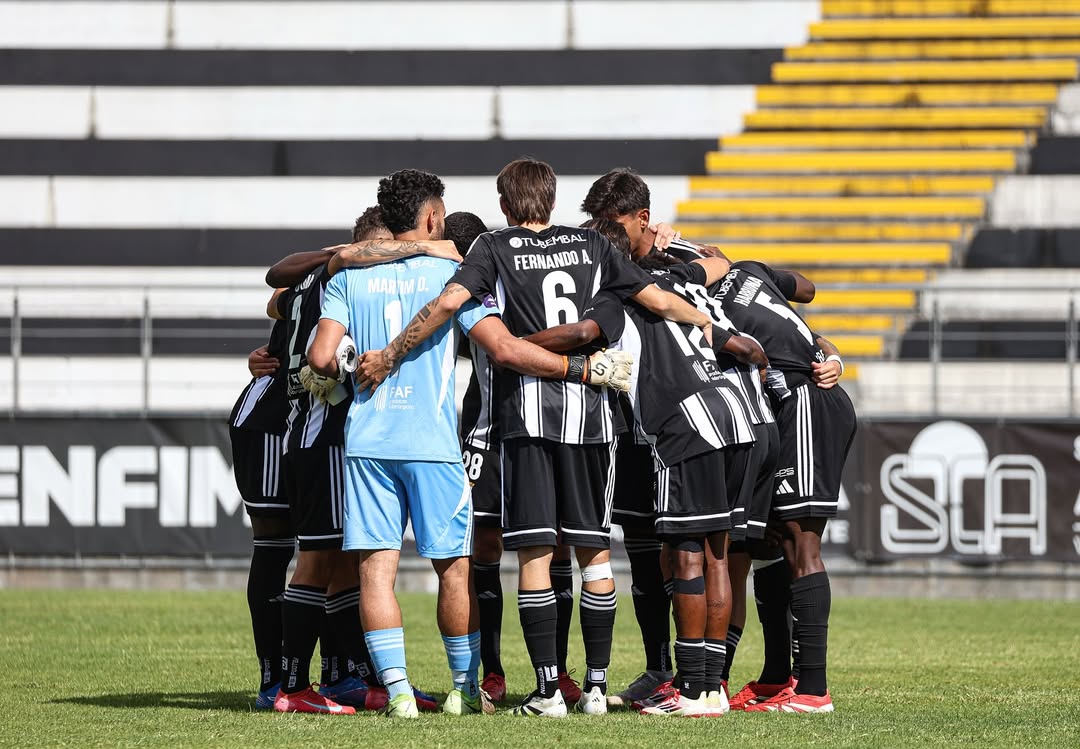 Alex Costa fecha a baliza do Amarante a cadeado