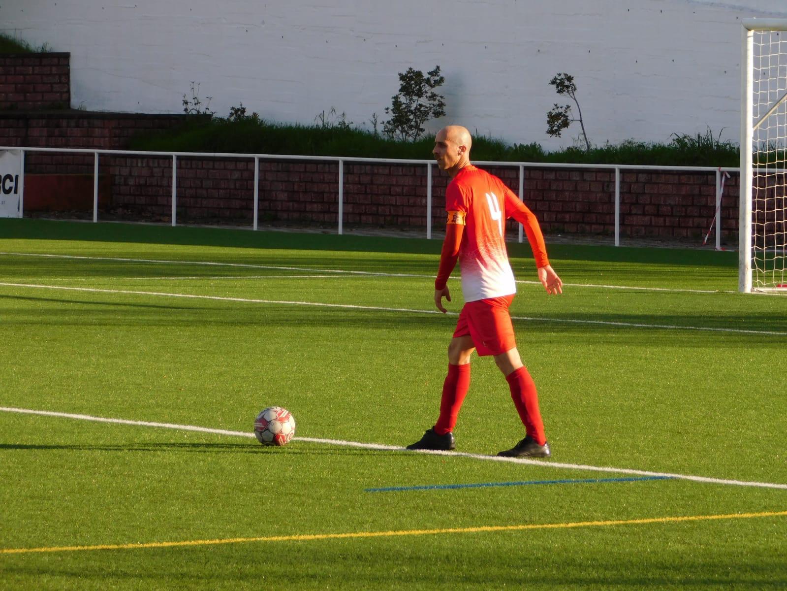 Christiani Anastácio – capitão e treinador do São Domingos FC em honra ao pai e ao avô.